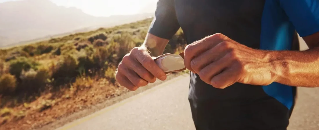 Gel de carboidrato para corrida: alternativas e estratégias para não enjoar do sabor